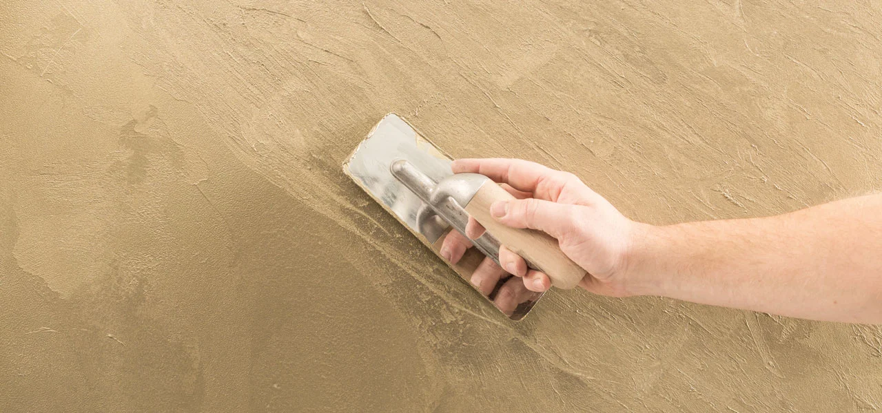 Fläche mit der Glättspachtelmasse wird mit einer Traufel geglättet