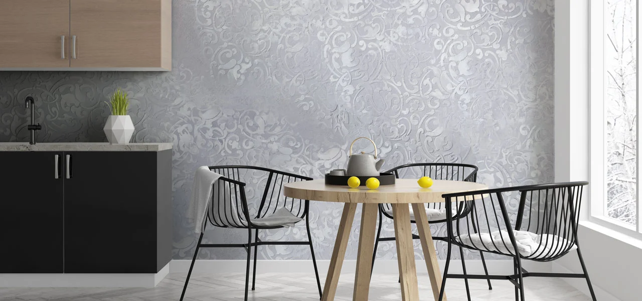 Esstisch-Bereich. Im Hintergrund ist eine mit dem Kalkputz Calce Argilla verputzte Wand zu sehen.