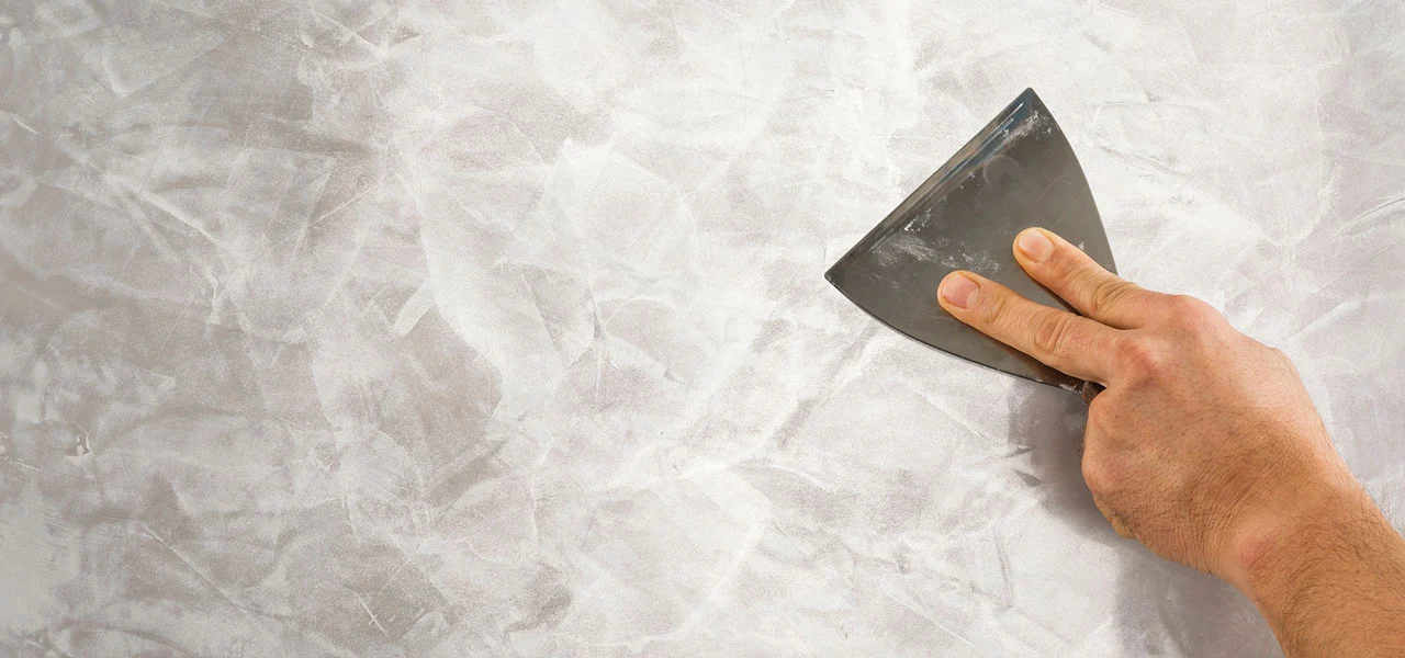 Metallicwachs wird mit einer Spachtel poliert 