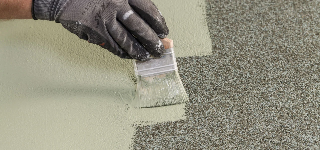 Dachpappe wird gestrichen