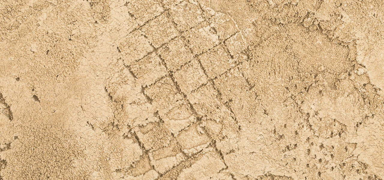 Eine Wand mit braunem Kalkputz mit Struktur