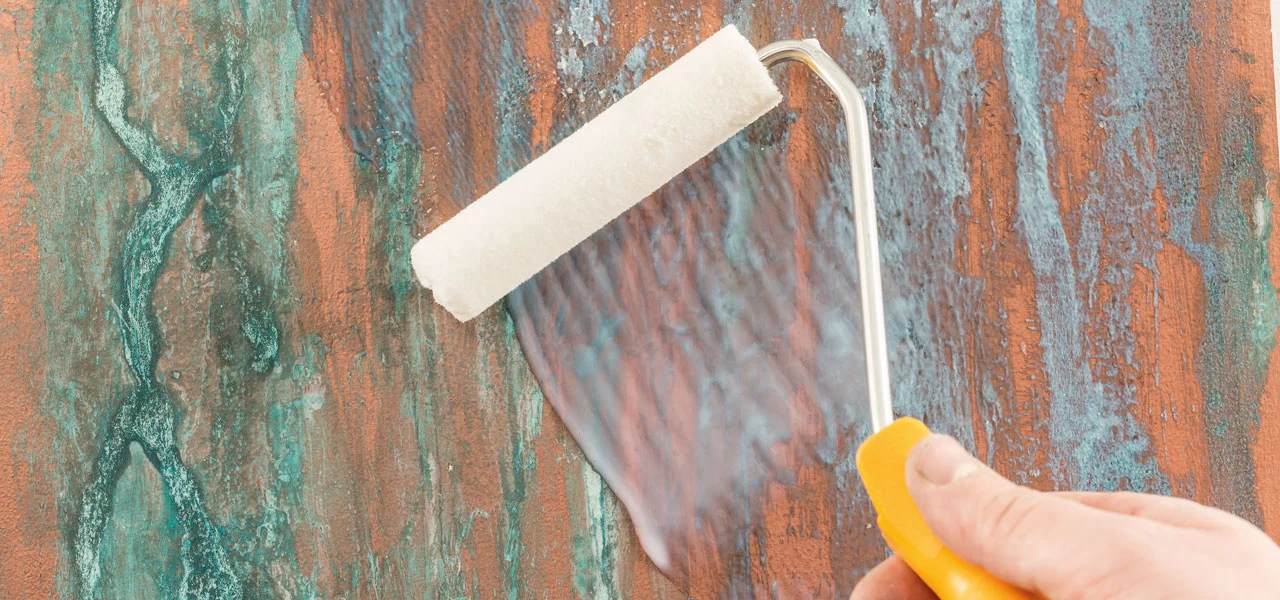 Auftragen des transparenten Echt-Rost Siegels mit einer Farbwalze