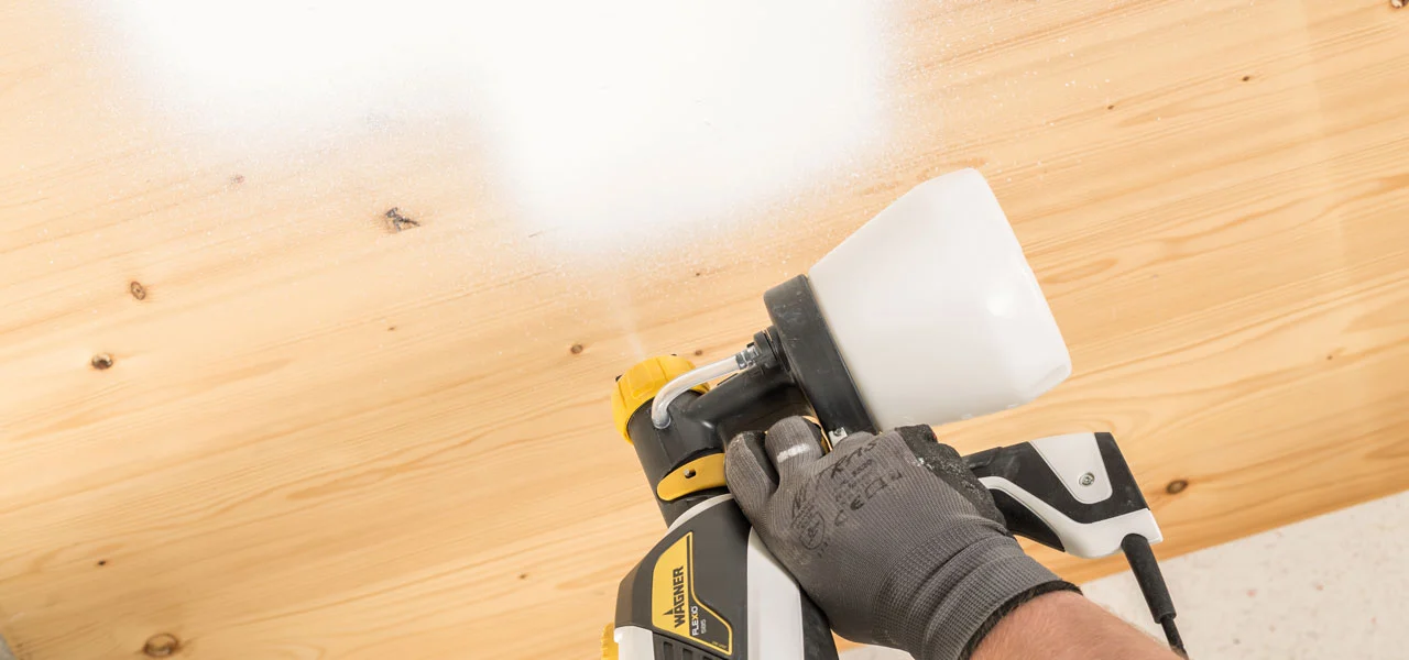 Holzdecke weiß streichen und sprühen mit Wagner