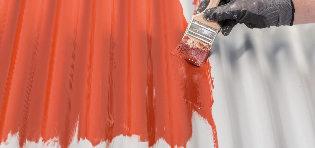 Wellblechdach wird rot gestrichen