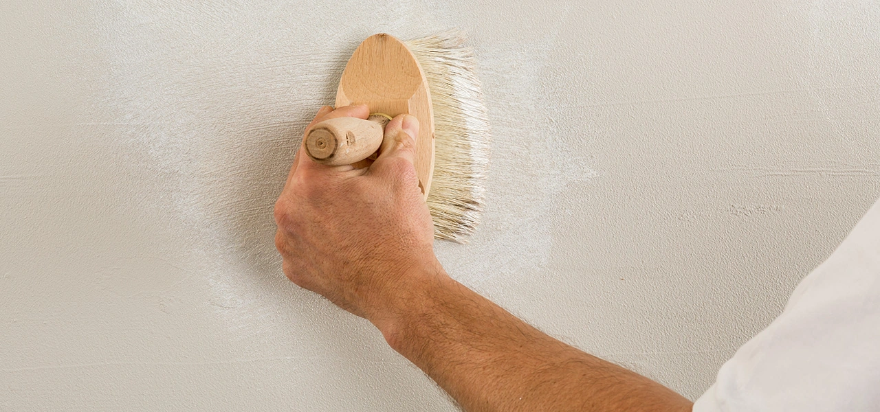 Metallische Wandfarbe wird mit einem Pinsel aufgetragen 