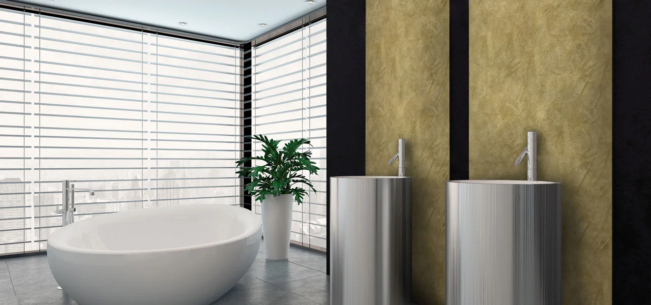 Badezimmer mit einer Metallicwachs veredelten Wand 