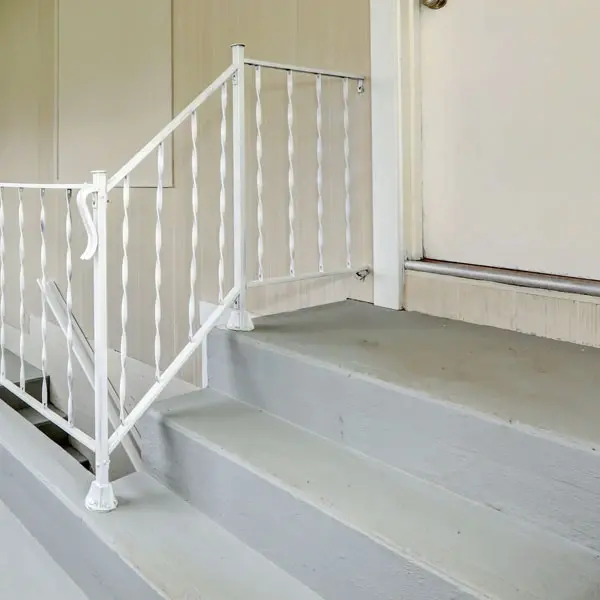 Ansicht einer Waschküche mit Treppe, deren Boden mit Flüssigkunststoff von Jaeger beschichtet wurde.