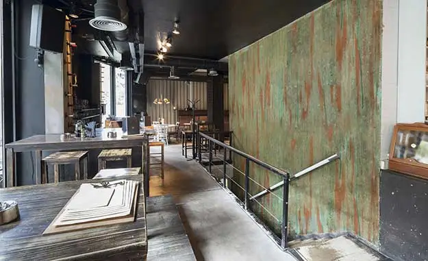 Restaurant mit einer Kupfer-Patina Wand