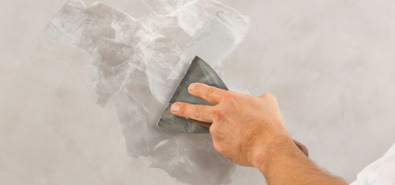 Metallicwachs wird dünn mit einer Spachtel aufgespachtelt