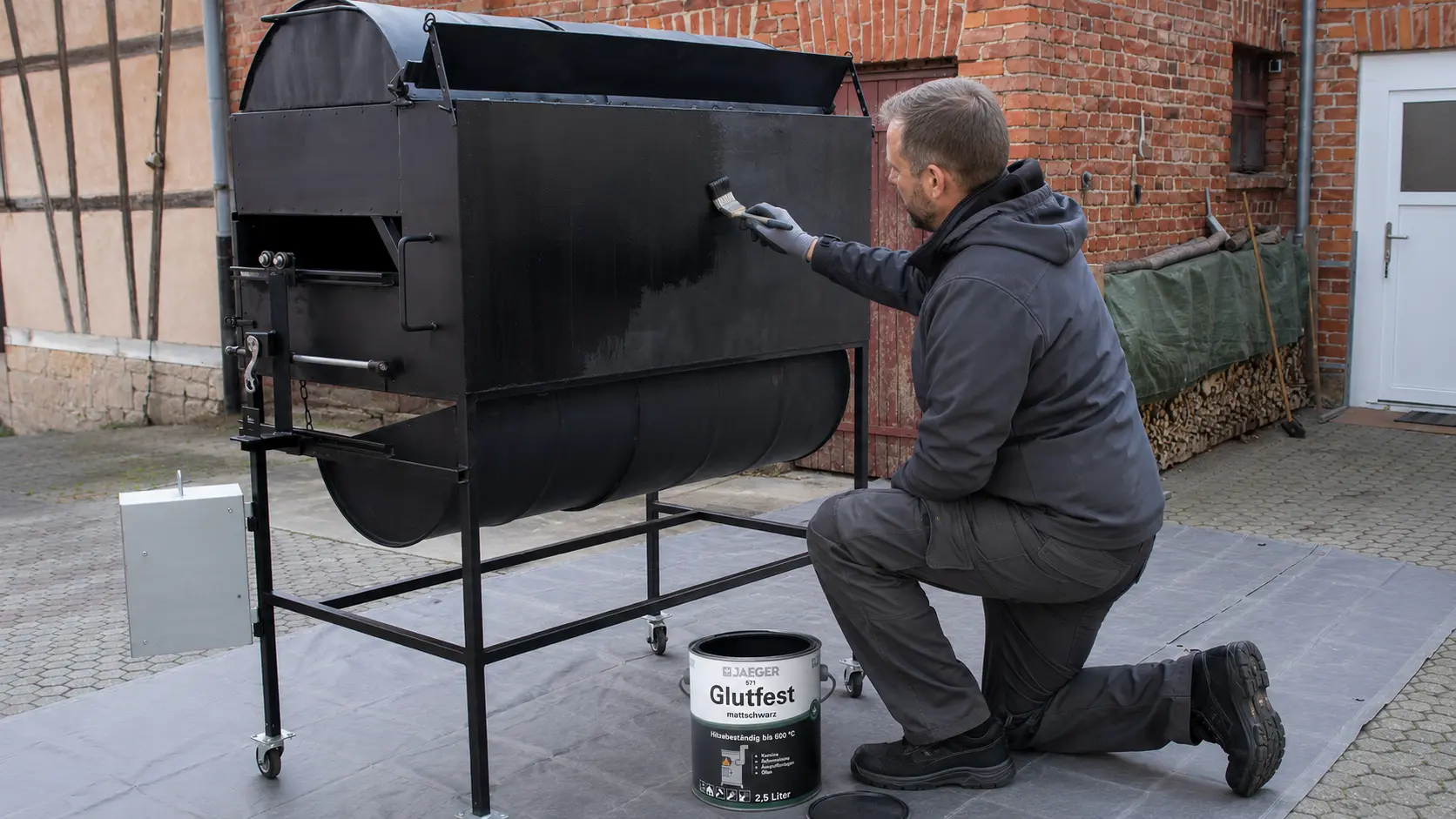 Grill wird mit hitzebeständigem schwarzem Lack gestrichen
