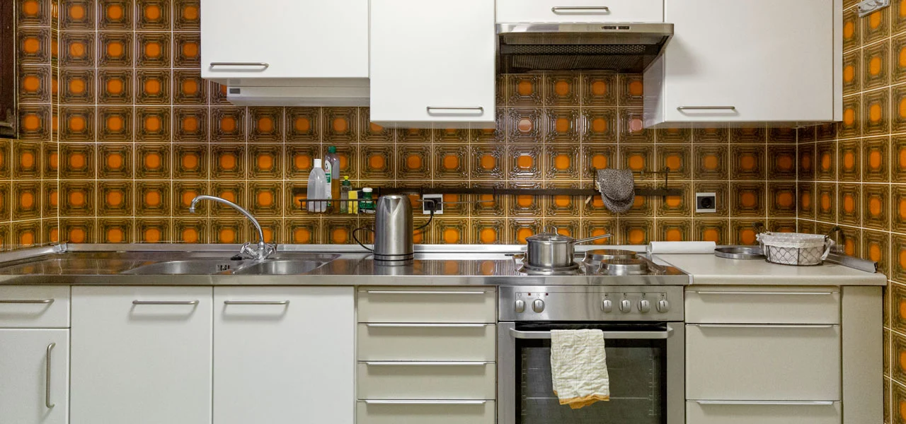 Küchenansicht mit braunen Küchenfliesen - Ansicht vor der Anwendung des Fliesenlacks