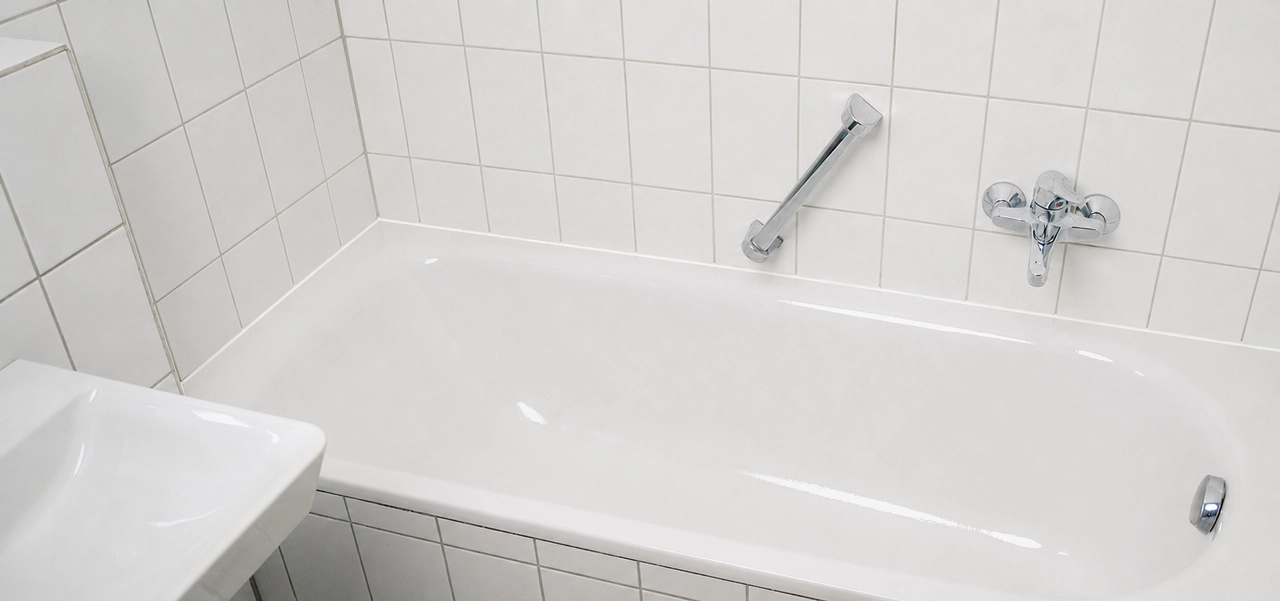 Weiße Badewanne nach der Verarbeitung des Badewannenlacks