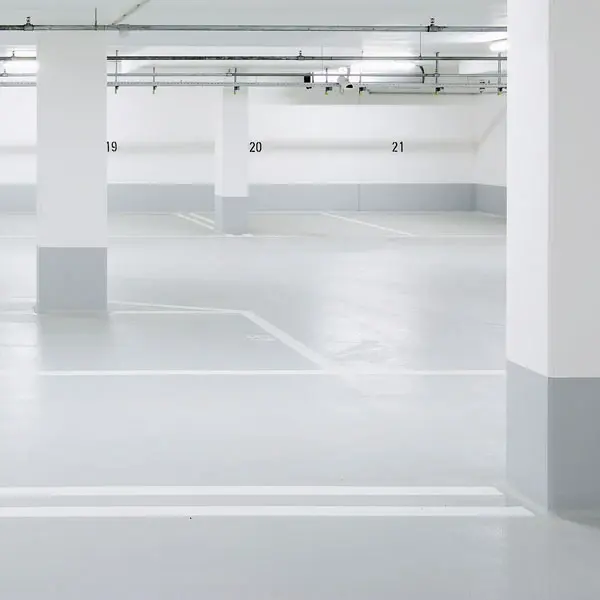 Parkhaus mit einer Parkplatzmarkierung