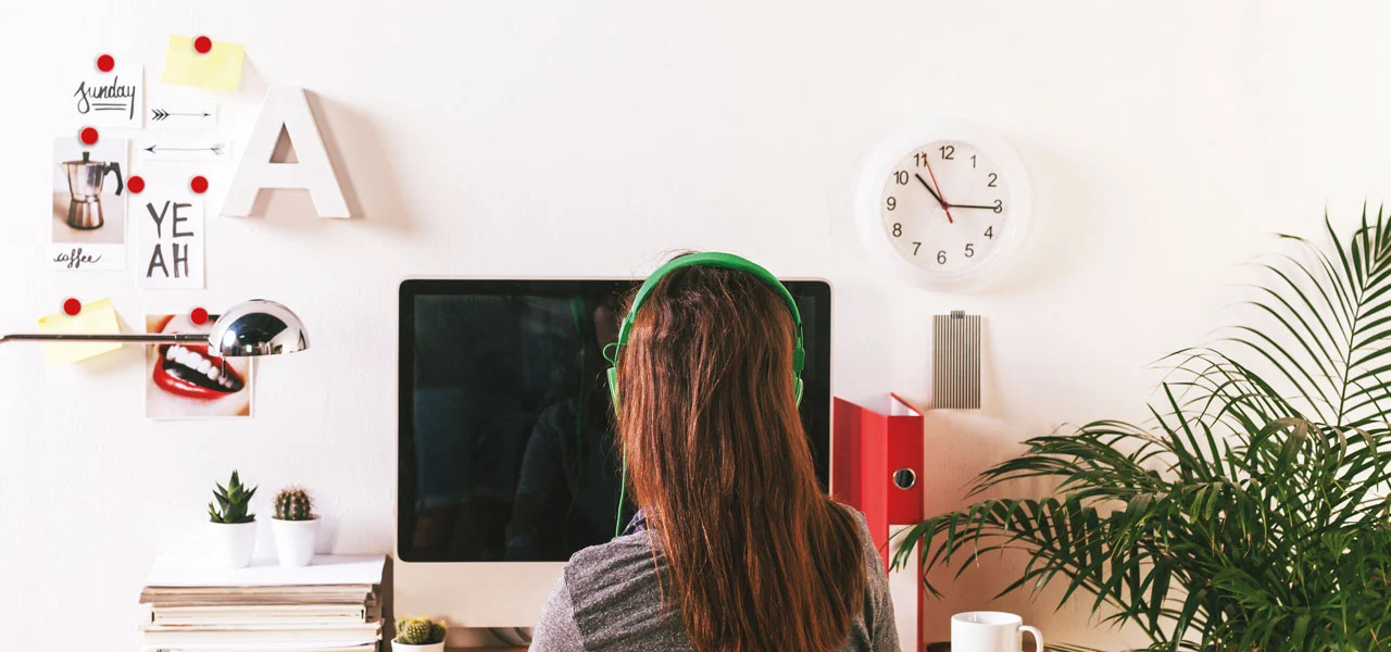 Person sitzt vor einer Magnetwand