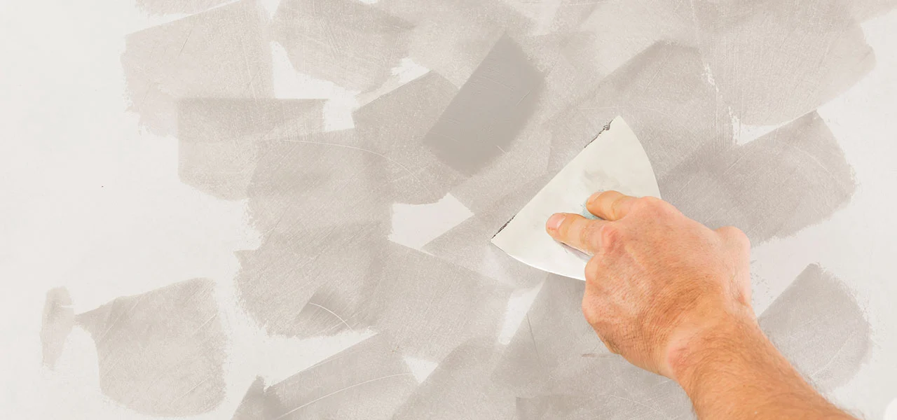 Stucco Veneziano wird als Vorbereitung für den Metallicwachs mit einer Spachtel aufgetragen