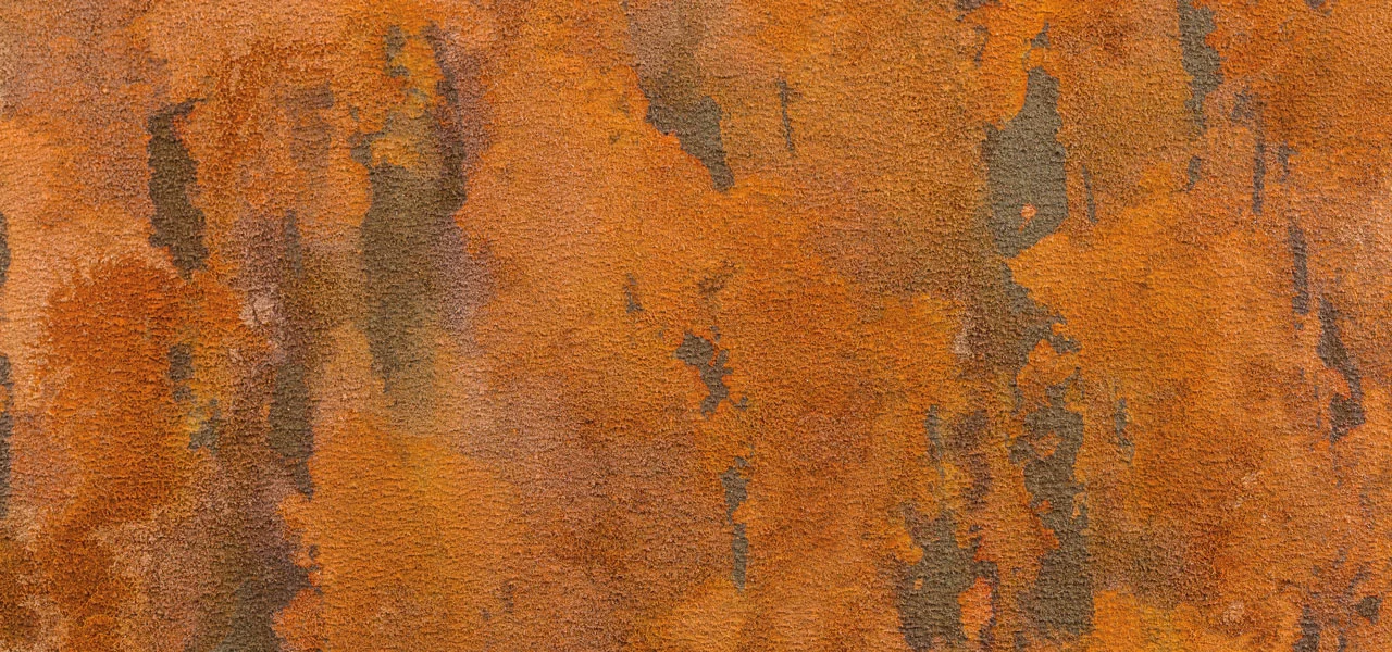 Detailaufnahme Wand, die mit Rostfarbe gestrichen wurde