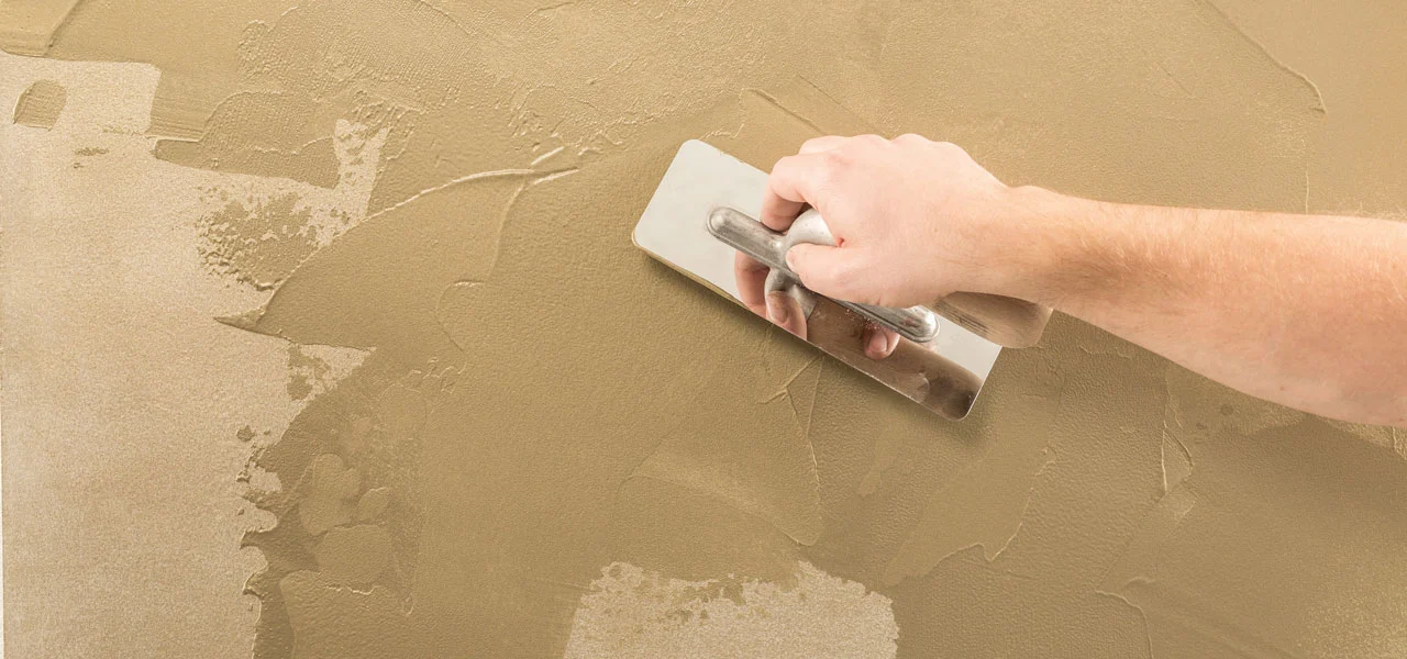 Wand wird mit einer Traufel geglättet