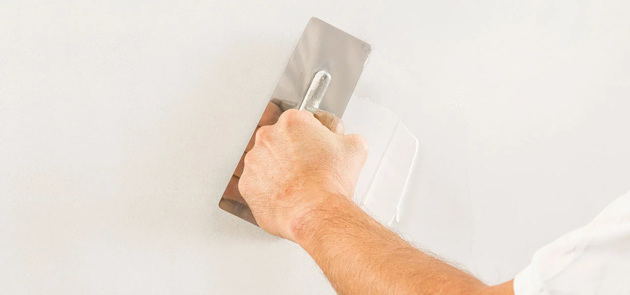 Fläche wird mit der Traufel für den Metallicwachs vorbereitet